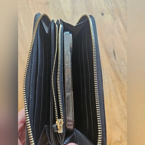 EUC GUCCI Guccissima Black Embossed Zip Wallet